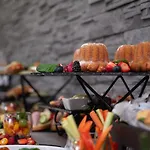 מלון Atrium - Family Friendly 4*